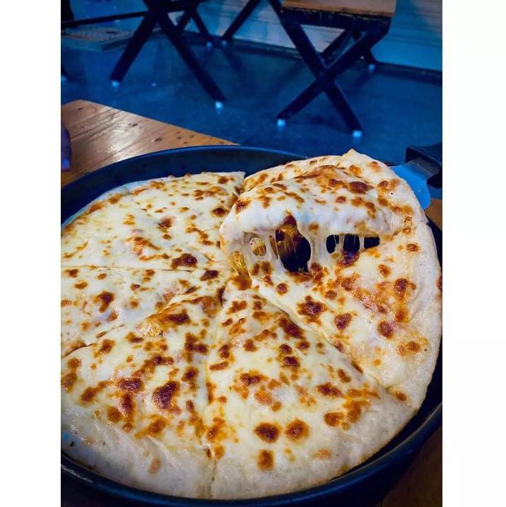 Savor Simplicity: How Single-Topped Pizzas at The Lone Wolf Café Solve Dining Dilemmas