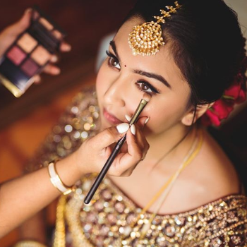 Transform Your Look: How Beauty Box Unisex Salon Solves the Makeup Dilemma