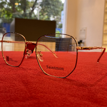 Shreya’s Golden Frame: A Stylish Solution to Boost Confidence Dream Opticals Hingne Budrukh, Karve Nagar, Pune, Maharashtra 411052, India