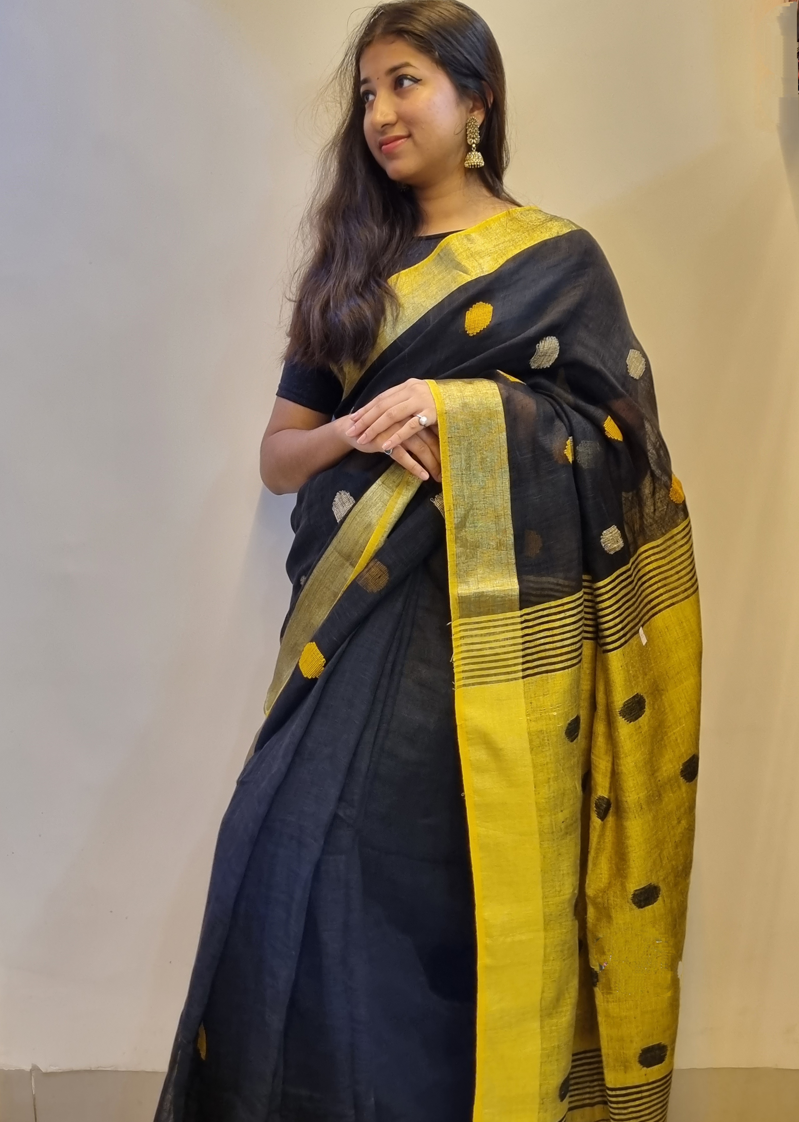 Elegance Unfolded: Discover the Suhani Linen Saree