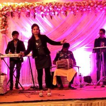 Harmonizing Corporate Success: How Unique-Fun-Decor’s Singers Elevate Your Events