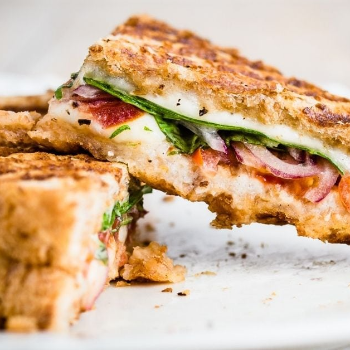Finding the Perfect Sandwich: How Café Shaakaahara's Bread Solves Your Lunchtime Dilemma
