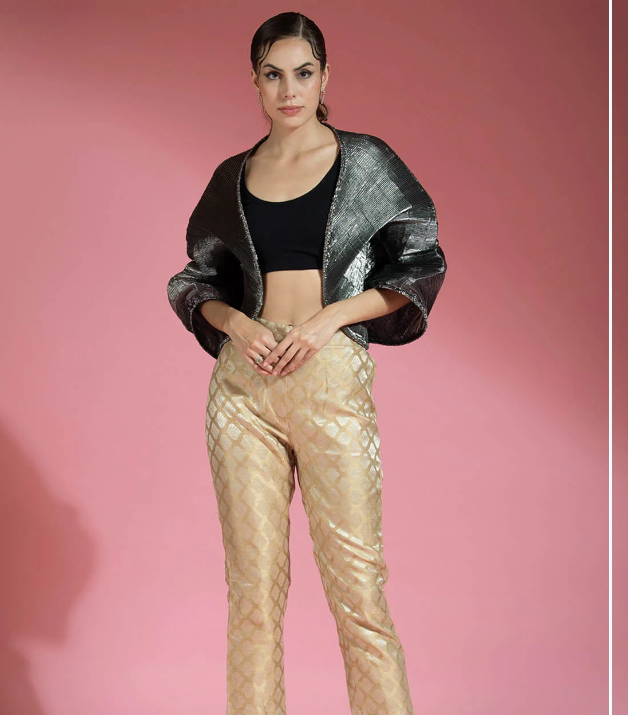 Embrace Elegance with Shahtut Capes: A Tale of Confidence and Style