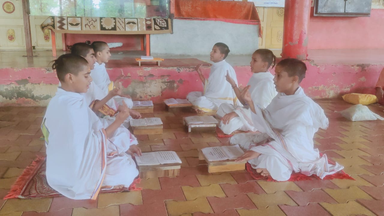 Sanskrit Course Teacher in Barnagar Road Ujjain