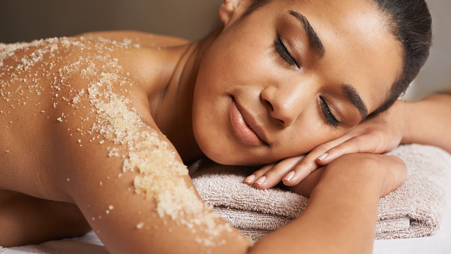 Transform Your Skin: How Body Polishing and De-Tan Treatments Can Revitalize Your Glow