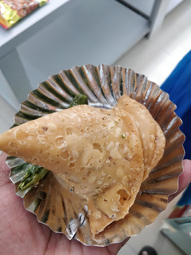 The Perfect Crunch: How Fresh Samosas Solve Sneha's Snacking Dilemma