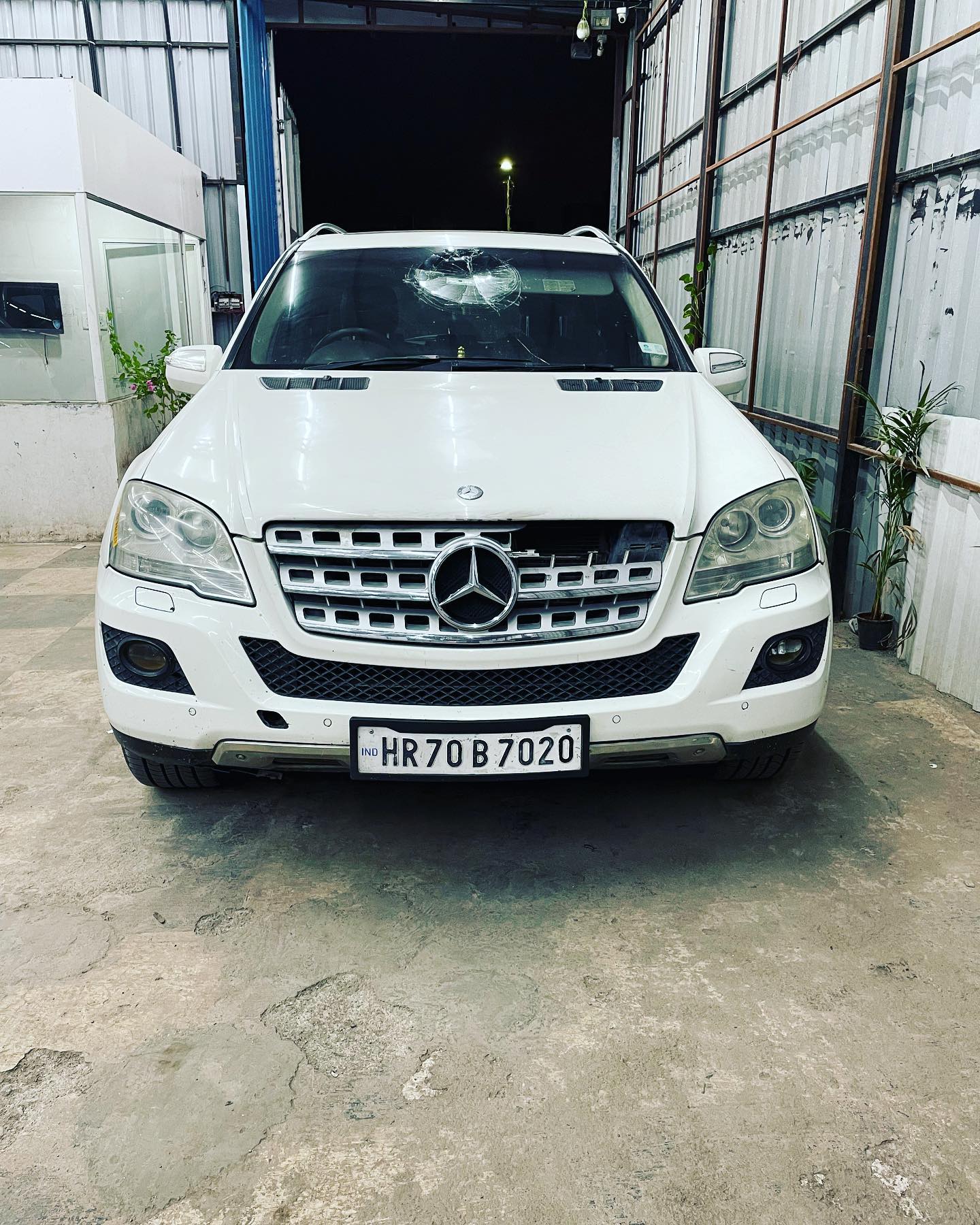 A Clear Vision: The Ultimate Solution for Luxury Car Glass Replacement