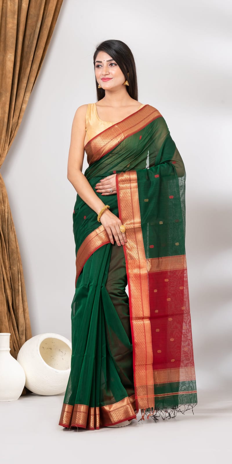 Embrace Tradition with Modern Elegance: The Handloom Saree Experience