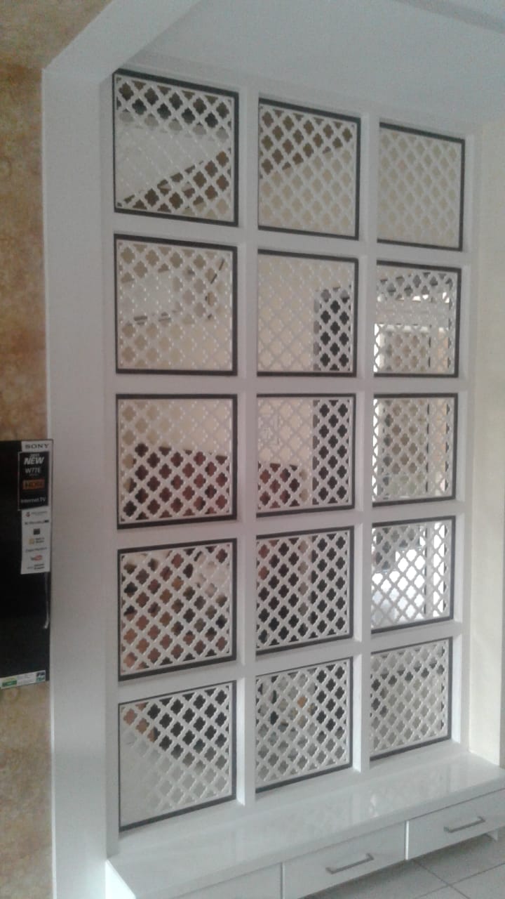 Transforming Spaces: How Acrylic Partitions Solve Modern Workspace Challenges