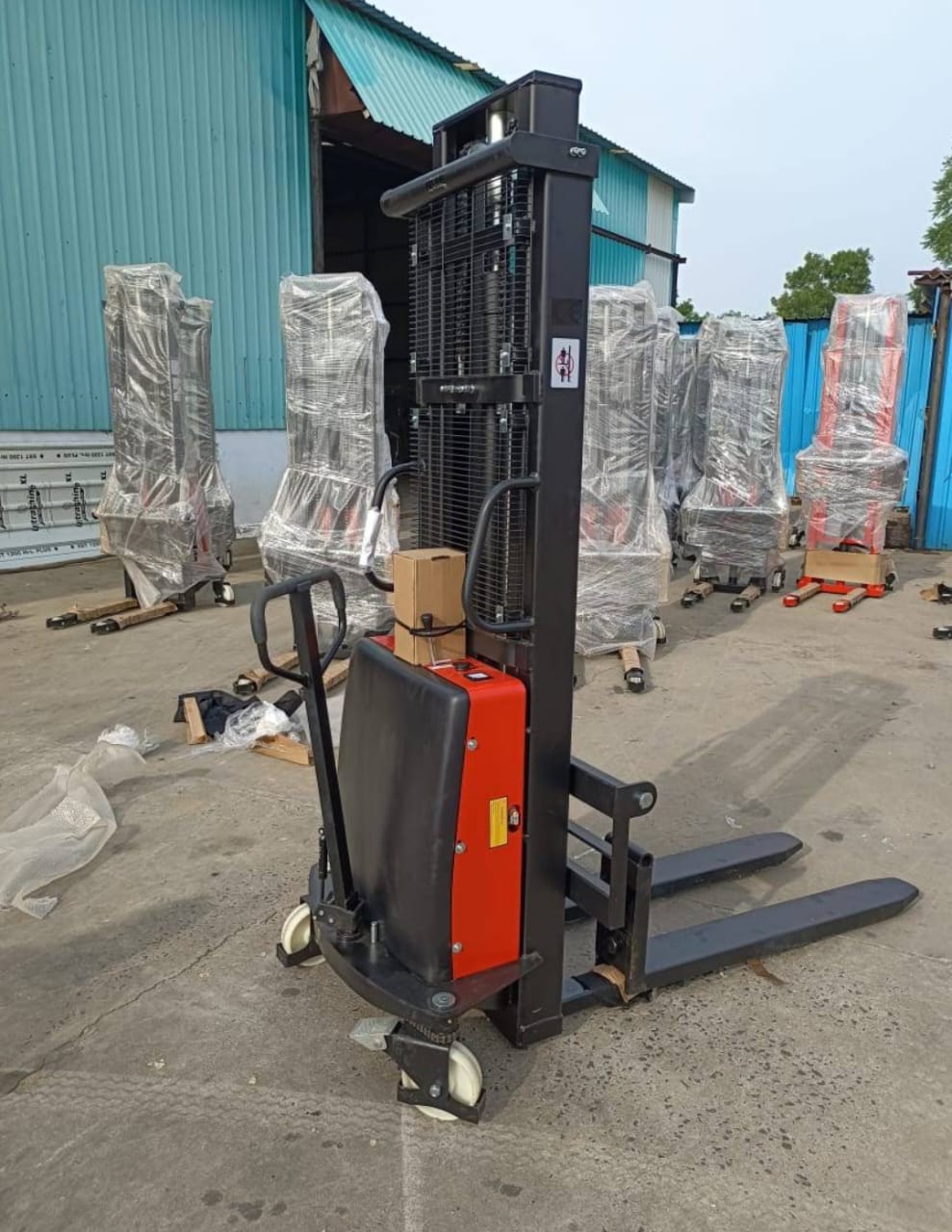 Empowering Efficiency: How Electric Stackers Revolutionize Warehouse Operations