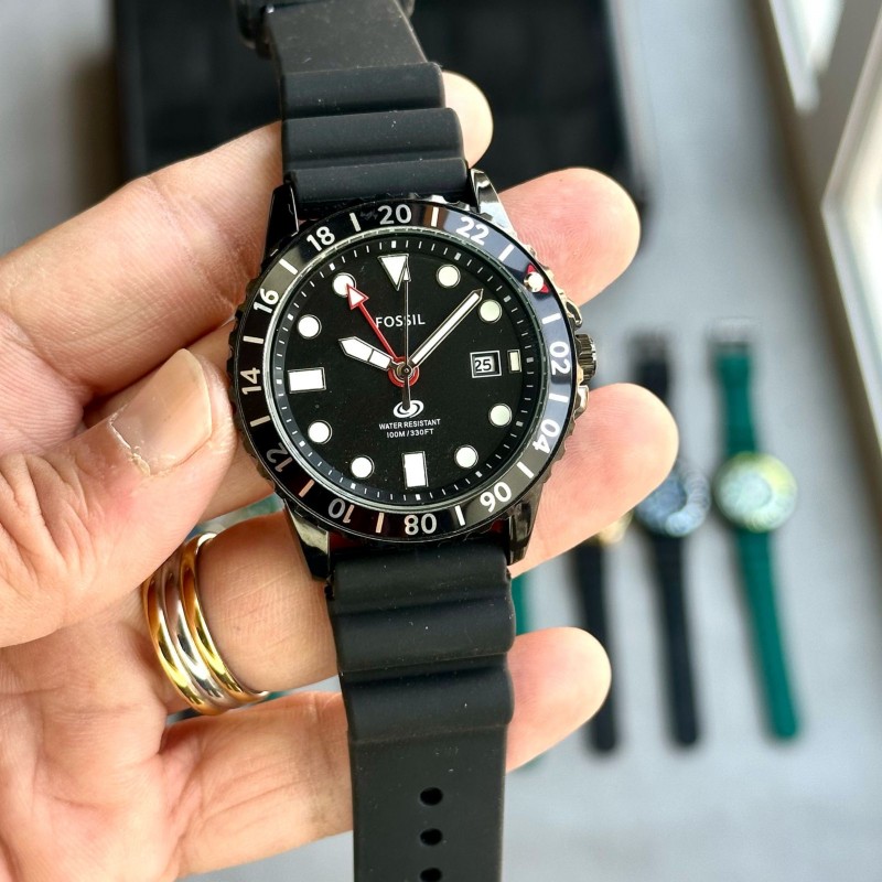 The Perfect Companion for the Modern Explorer: Discover the Fossil GMT Full-Black