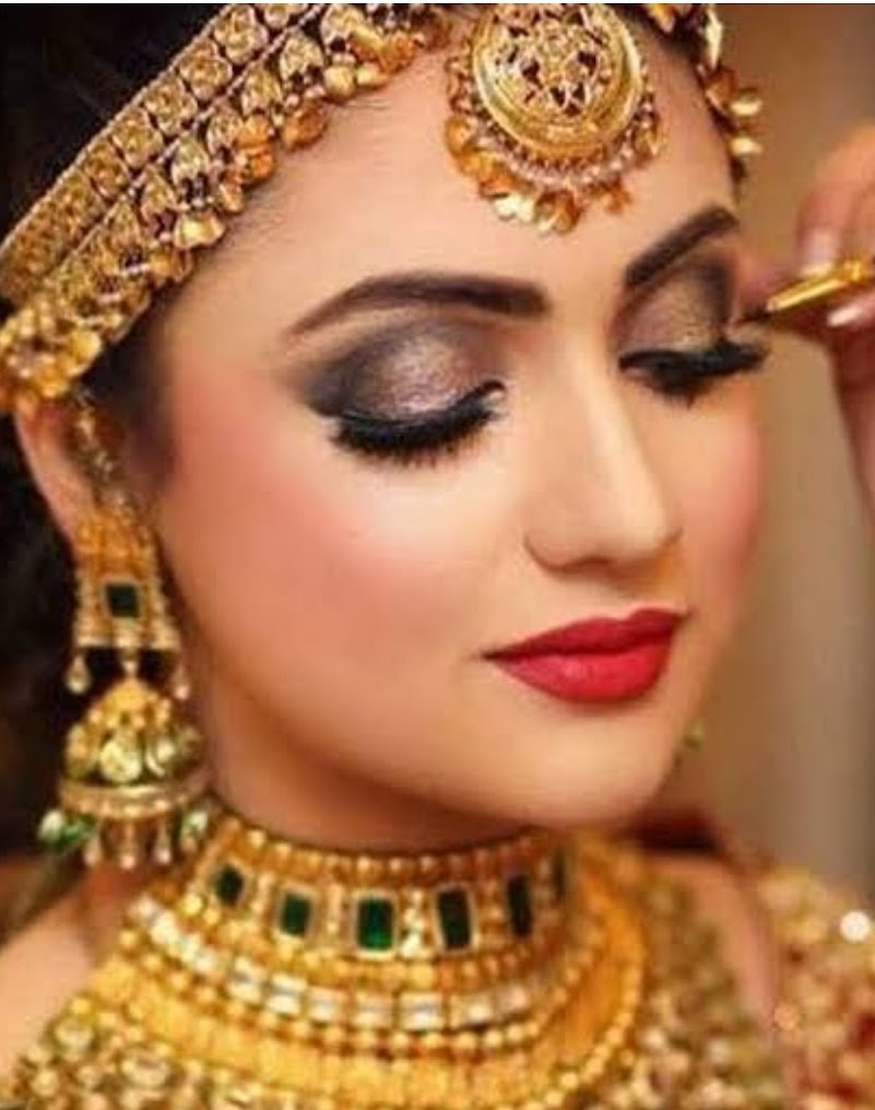 The Transformative Power of Makeup at Happy Trimming Beauty Salon