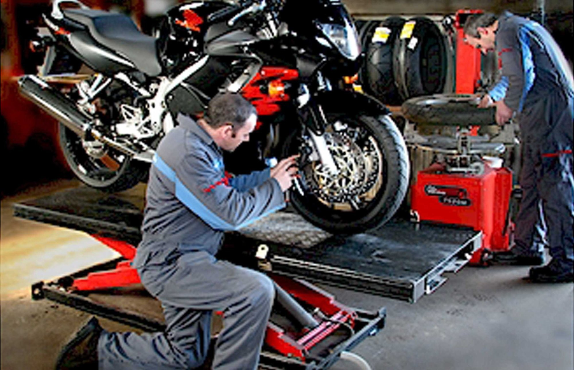 Transforming the Ride: How 2-Wheeler Service Is Simplifying Life for Urban Bikers
