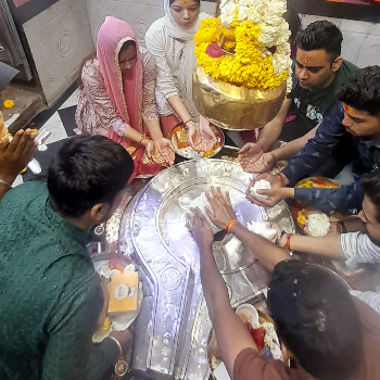 Uncovering the Spiritual Services of Pandit Prakash Pathak