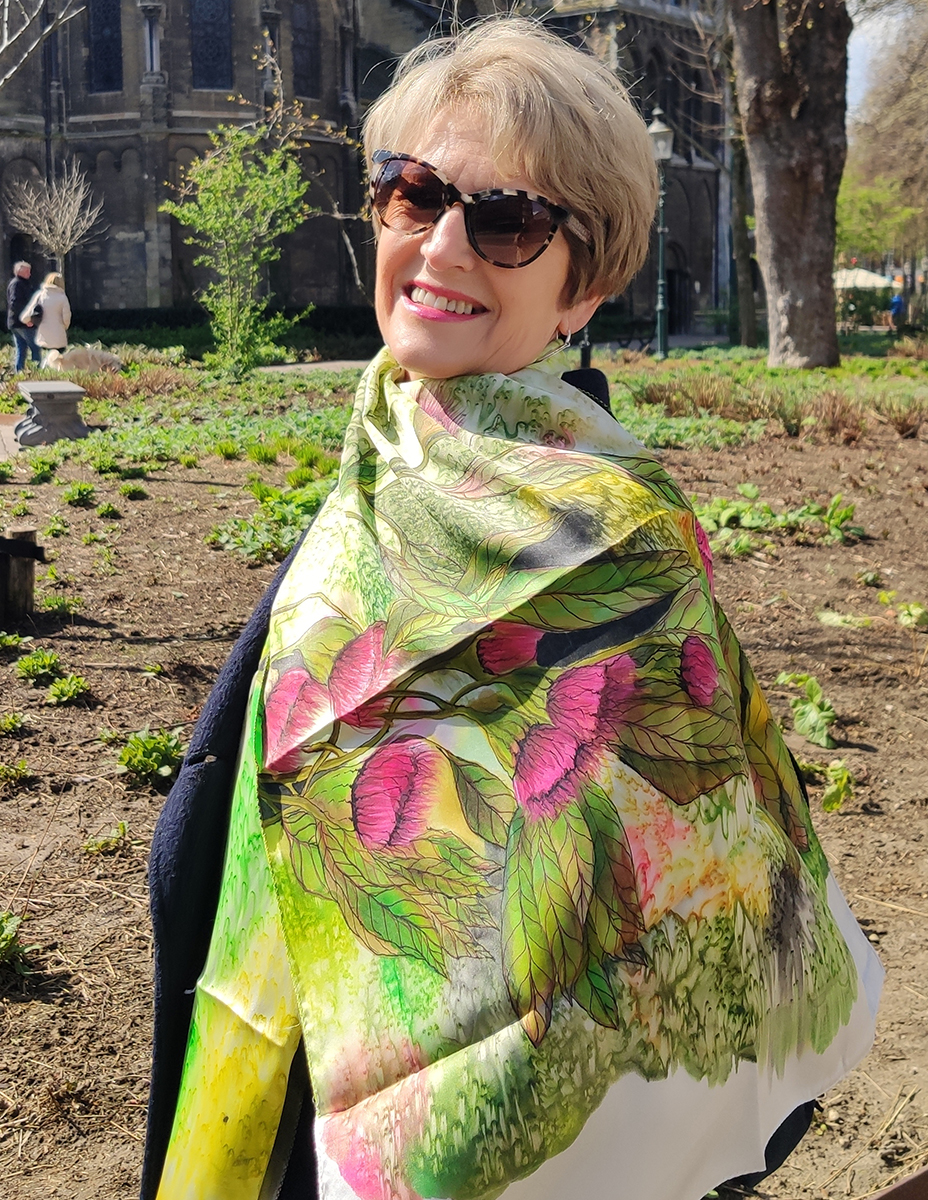 The Vibrant Elegance of Hand-Painted Stoles: A Touch of Tradition and Modernity