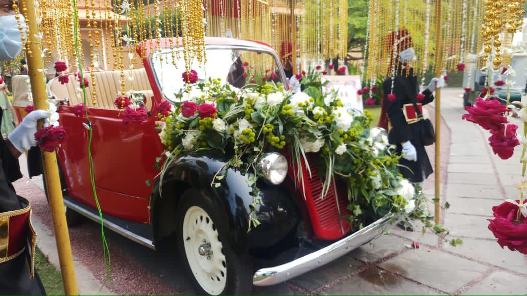 Timeless Elegance: Experience Jaipur's Heritage with a Vintage Morris Car Rental