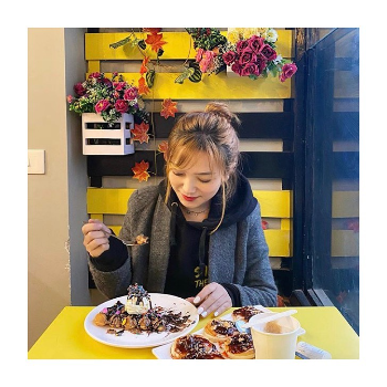 Transform Your Café Experience with Whatta Waffle's Comfortable and Inviting Ambiance