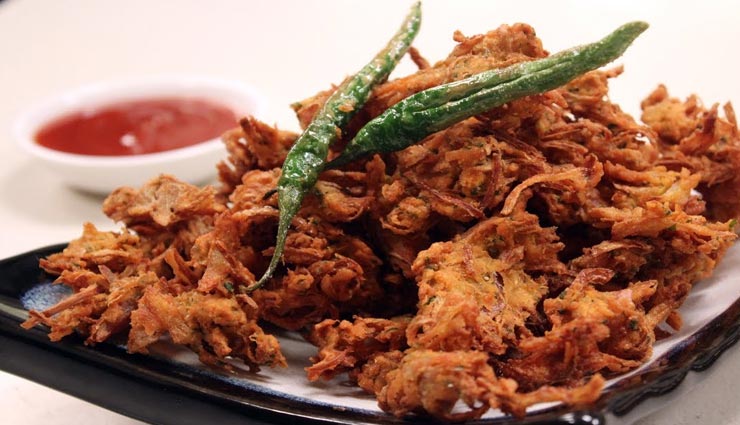 The Heartwarming Story of Kanda Bhaji: A Culinary Comfort from Misal Spot | Yash Kataria