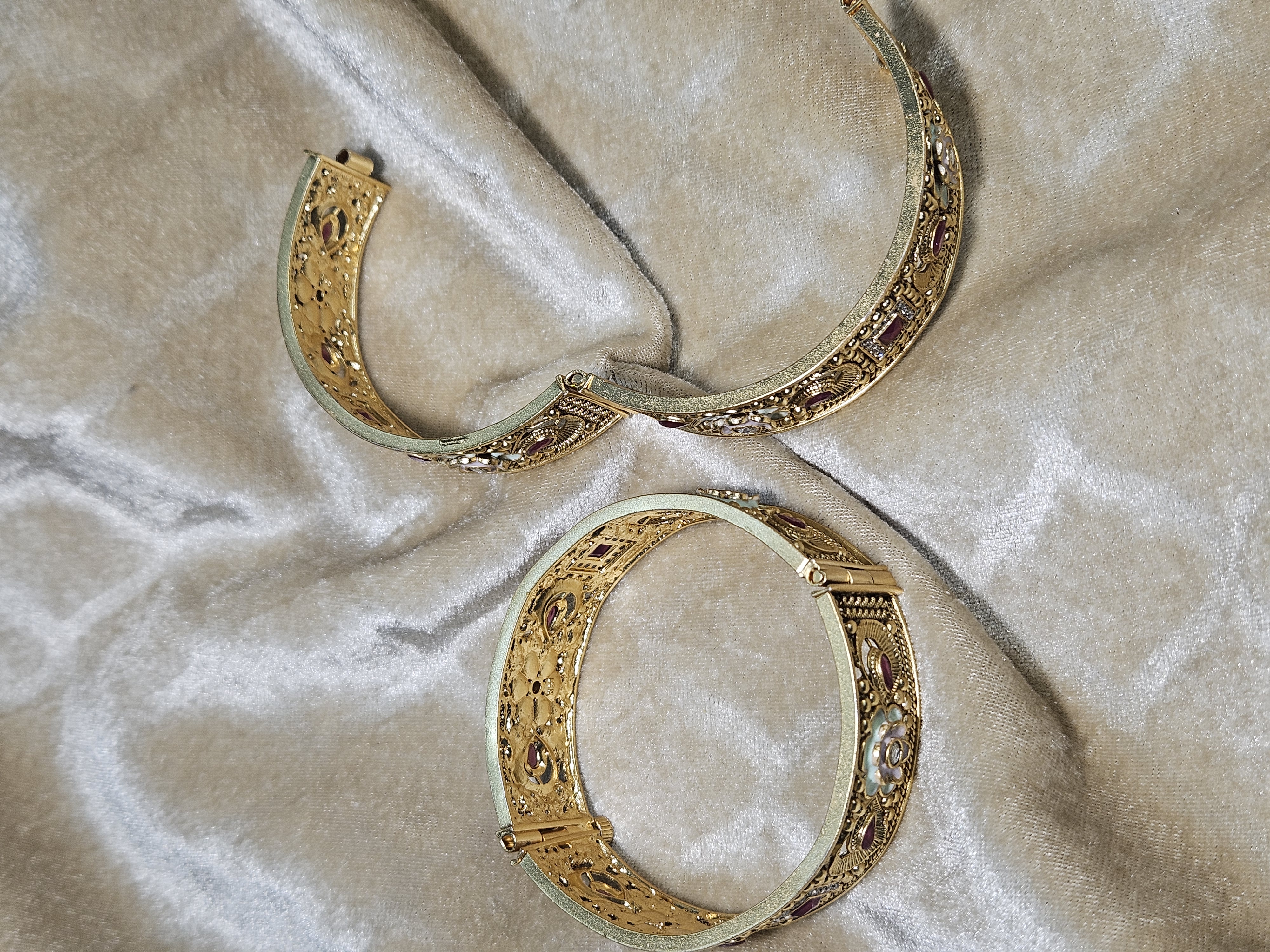 The Elegance of Tradition: Embrace Timeless Beauty with Khwaish Jewellery Bangles