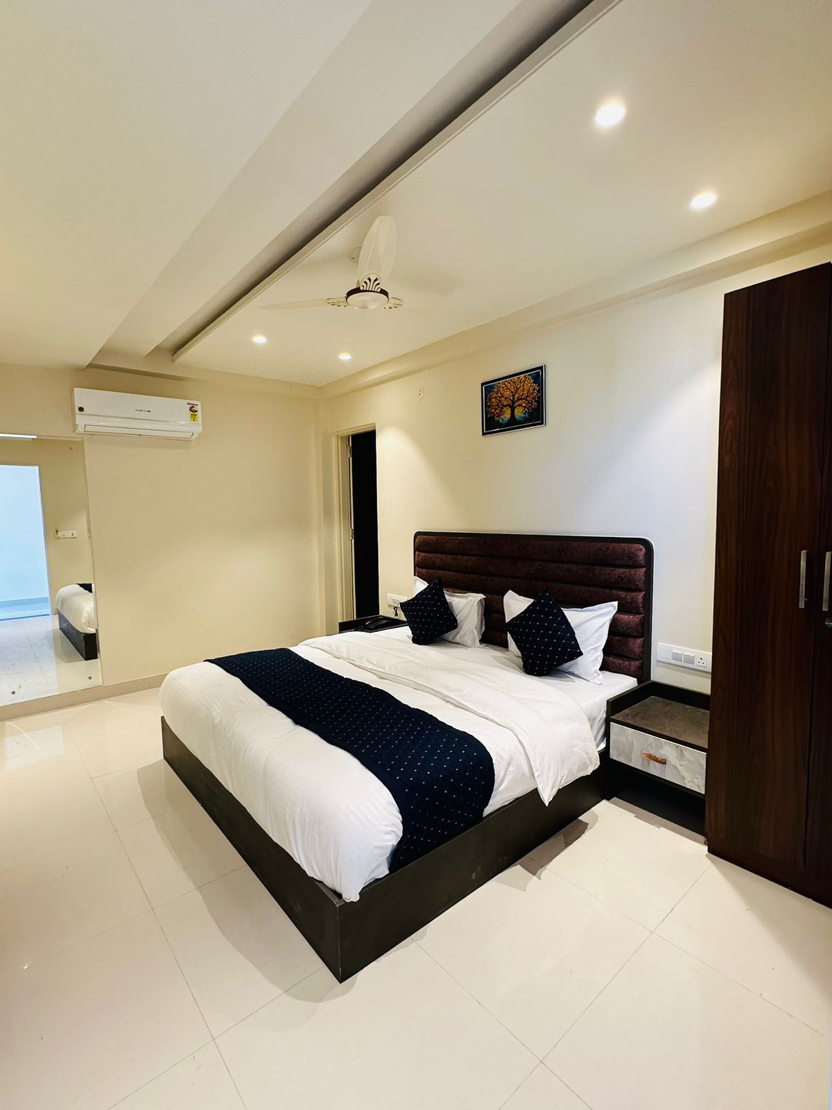 Experience Ultimate Comfort: Unveiling the Deluxe Room at Hotel Sunrise