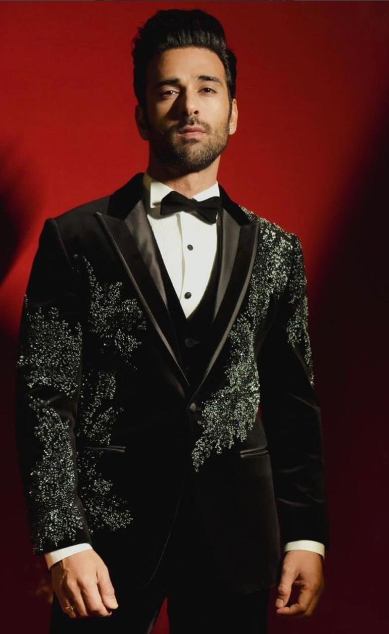 Stand Out in Style: The Chic Purple Sequin Tuxedo for the Daring Fashionista