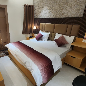DELUXE QUEEN ROOM