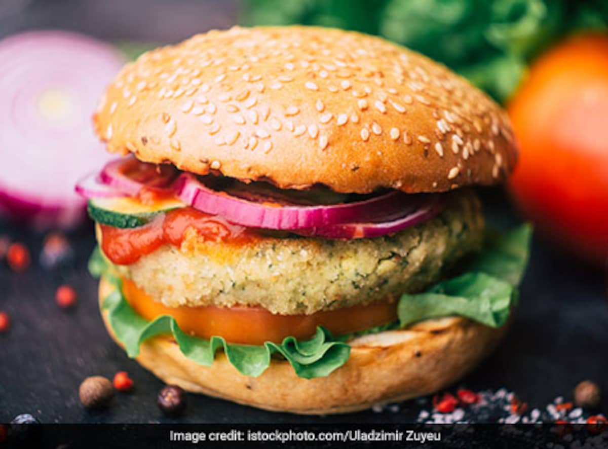 BS Cafeteria famous veg Burger-https://i-media.vyaparify.com/vcards/products/1100/IMG-20230606-WA0006.jpg Image