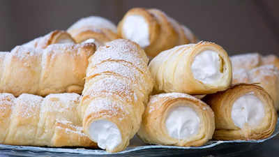 Cream Roll-https://i-media.vyaparify.com/vcards/products/11008/93836202.jpg Image