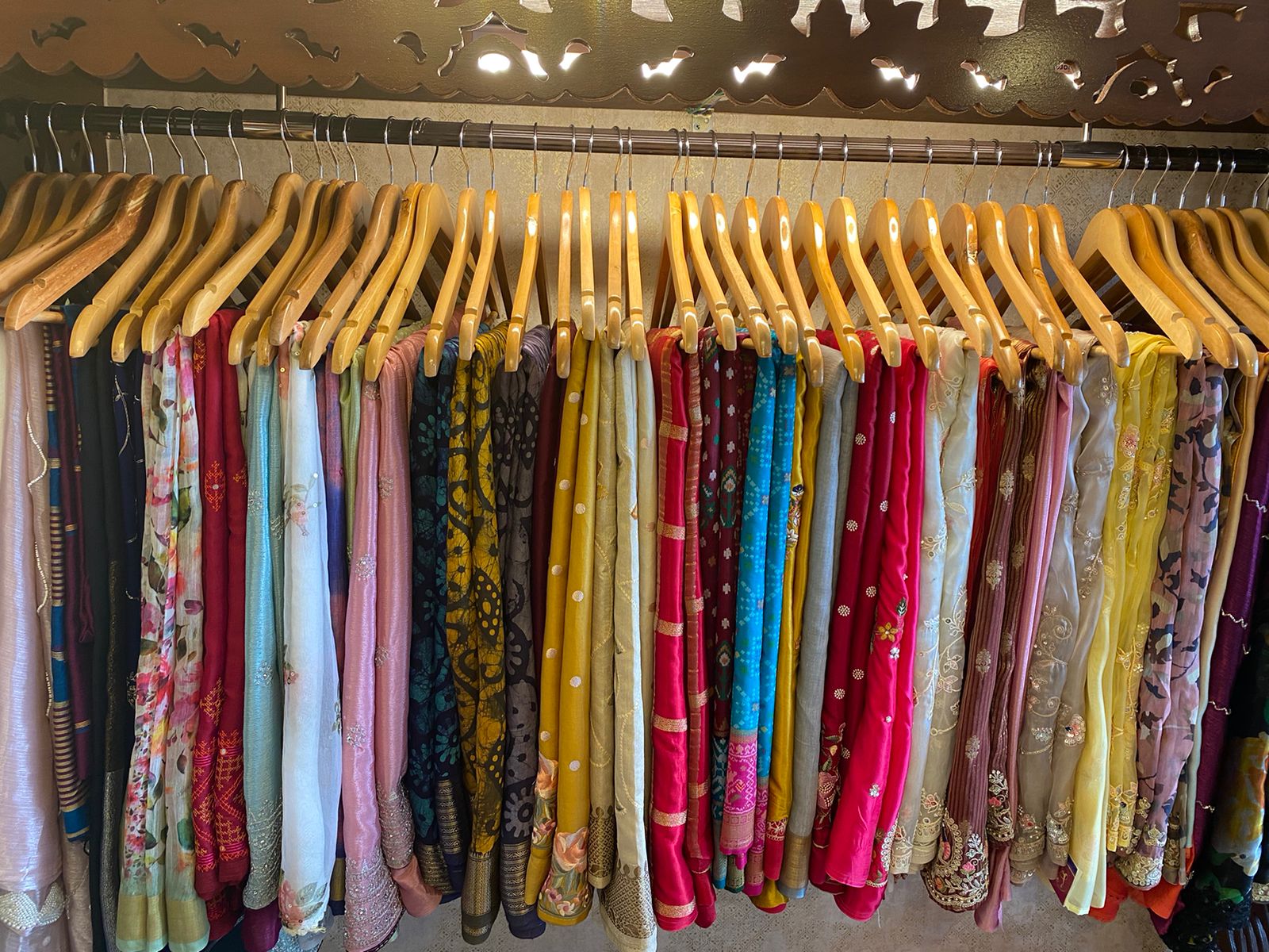 Saree collections-https://i-media.vyaparify.com/vcards/products/11155/46D26E1B-884F-49F0-AD6E-965970591144.jpeg Image