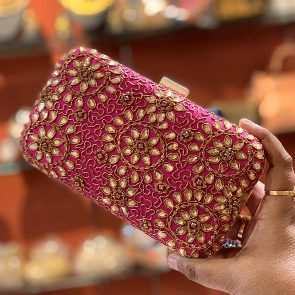 Women's clutch bags-https://i-media.vyaparify.com/vcards/products/11335/ladies-embroidery-clutch-purse.jpg Image
