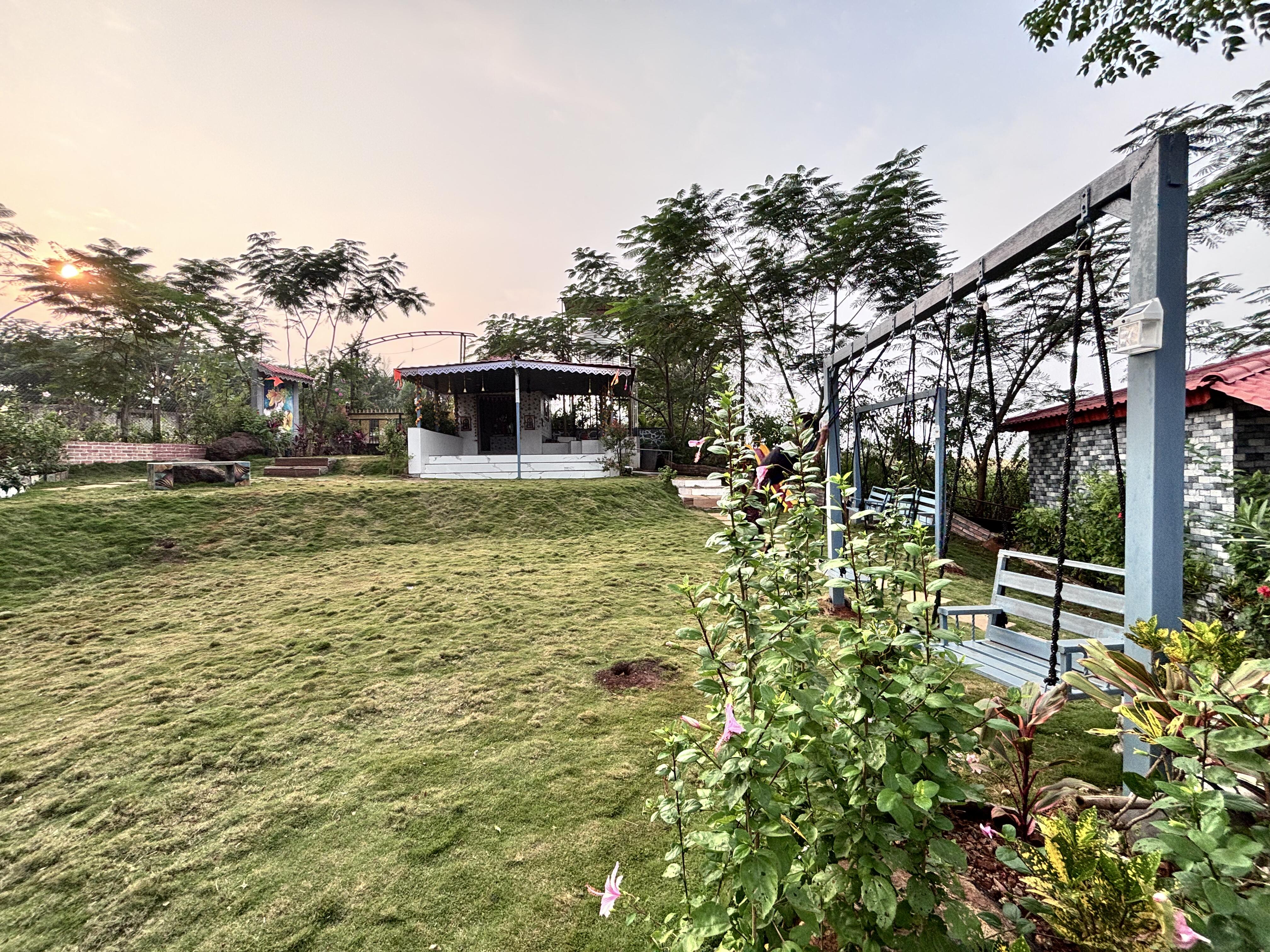 Best Staycation in Lonavala-https://i-media.vyaparify.com/vcards/products/116668/lawn.jpg Image