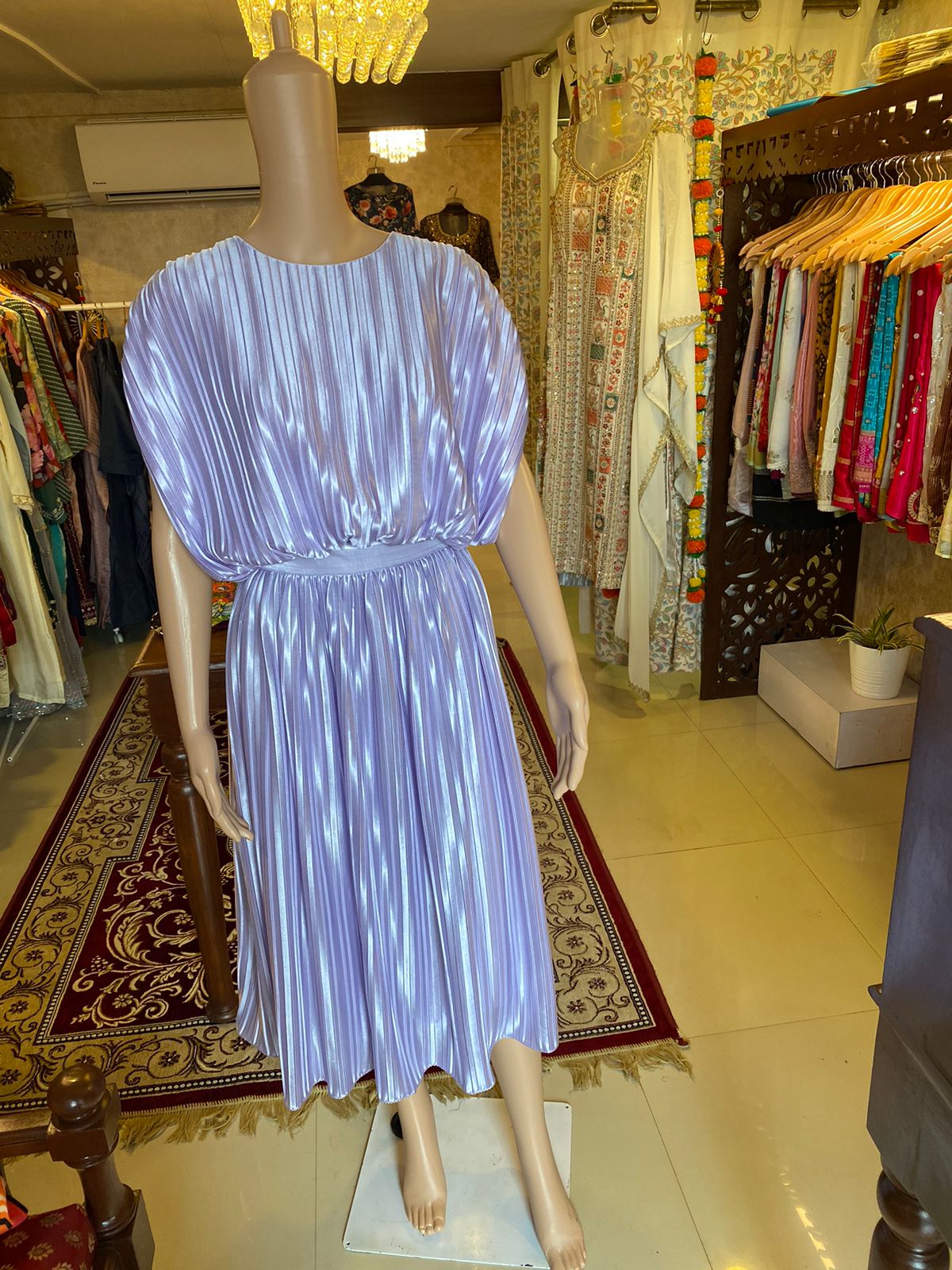 Western wardrobe-https://i-media.vyaparify.com/vcards/products/11732/F91362FC-90A3-49B0-82AA-A793D2F68B5B.jpeg Image