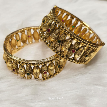Rajwadi bangles:2.4 size-https://i-media.vyaparify.com/vcards/products/127635/product_1738237806.png Image