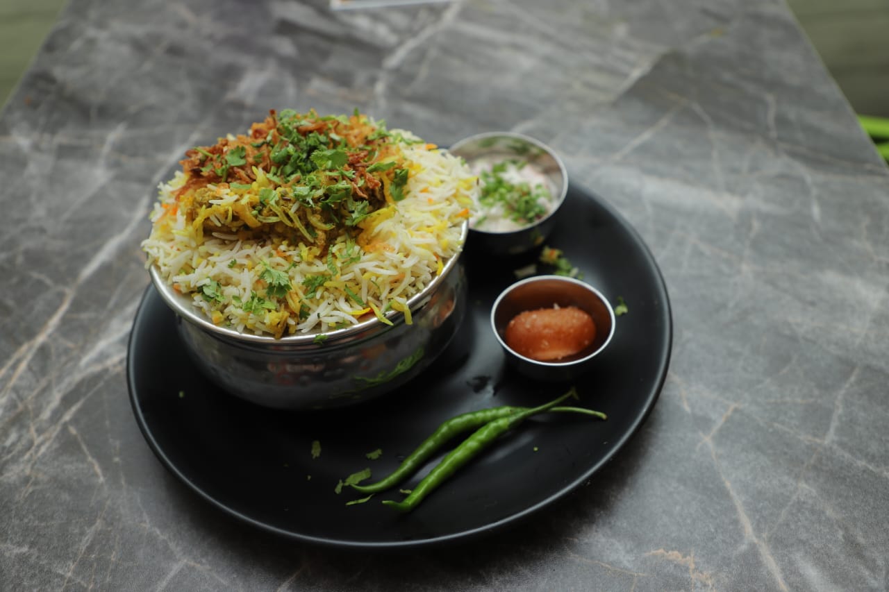 Chicken Tandoori Biryani-https://i-media.vyaparify.com/vcards/products/13800/06abf0eb-0800-4ba6-adc7-249b901f9859.jpeg Image