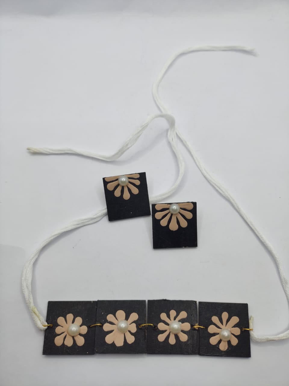 Floral Square Beads Chokar Set-https://i-media.vyaparify.com/vcards/products/16398/Floral-square-beads-Chokar-set.jpeg Image