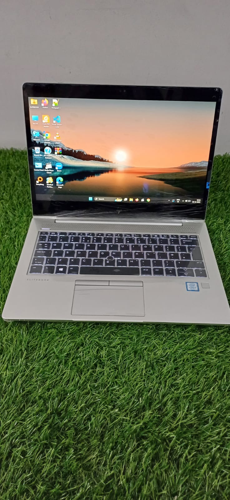 Hp i7 with fingerprint-https://i-media.vyaparify.com/vcards/products/16638/HP-i7-Laptop-.jpg Image