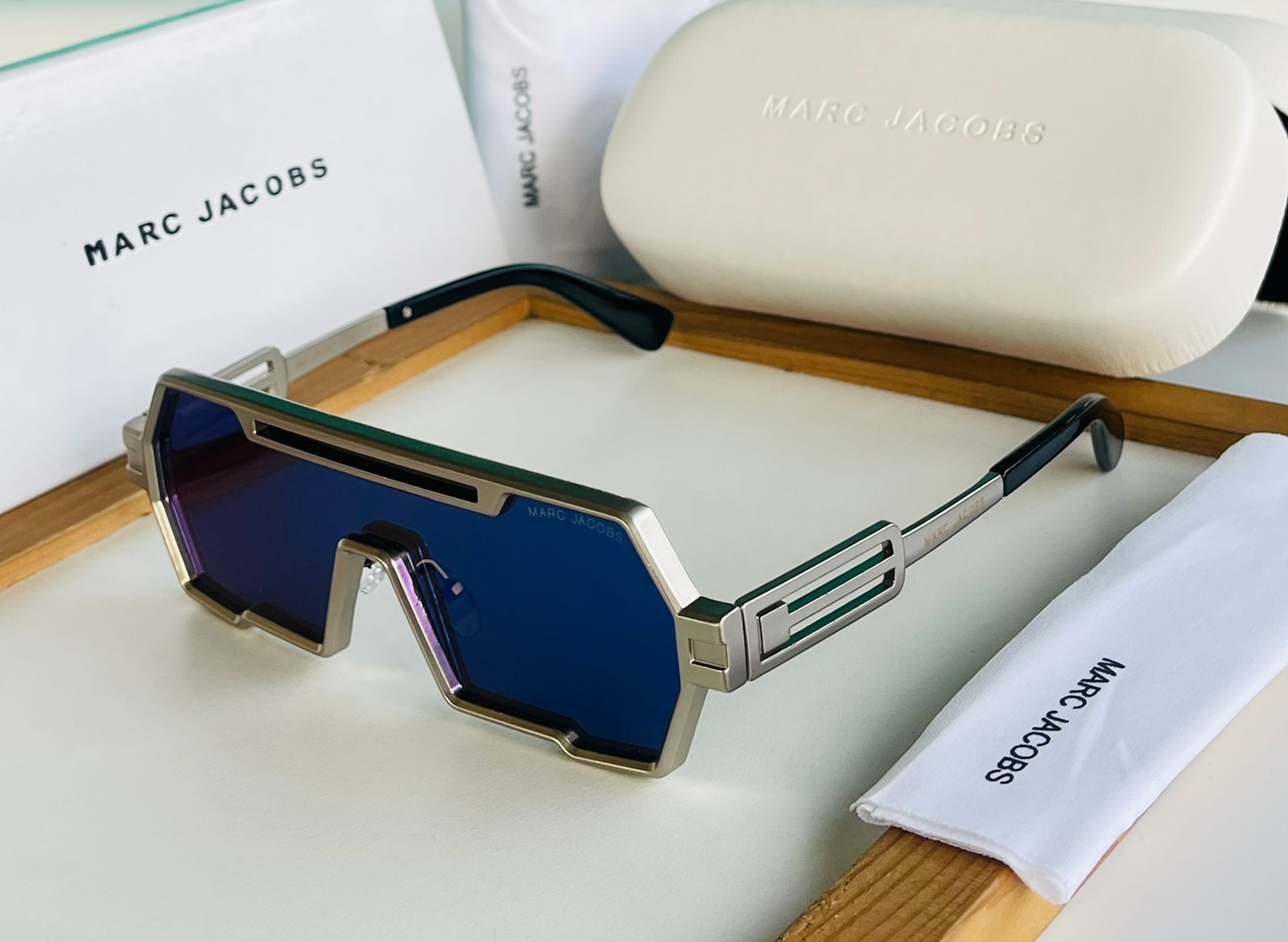 Sunglasses-https://i-media.vyaparify.com/vcards/products/17803/WhatsApp-Image-2023-12-16-at-14.40.13_b03c425e.jpg Image