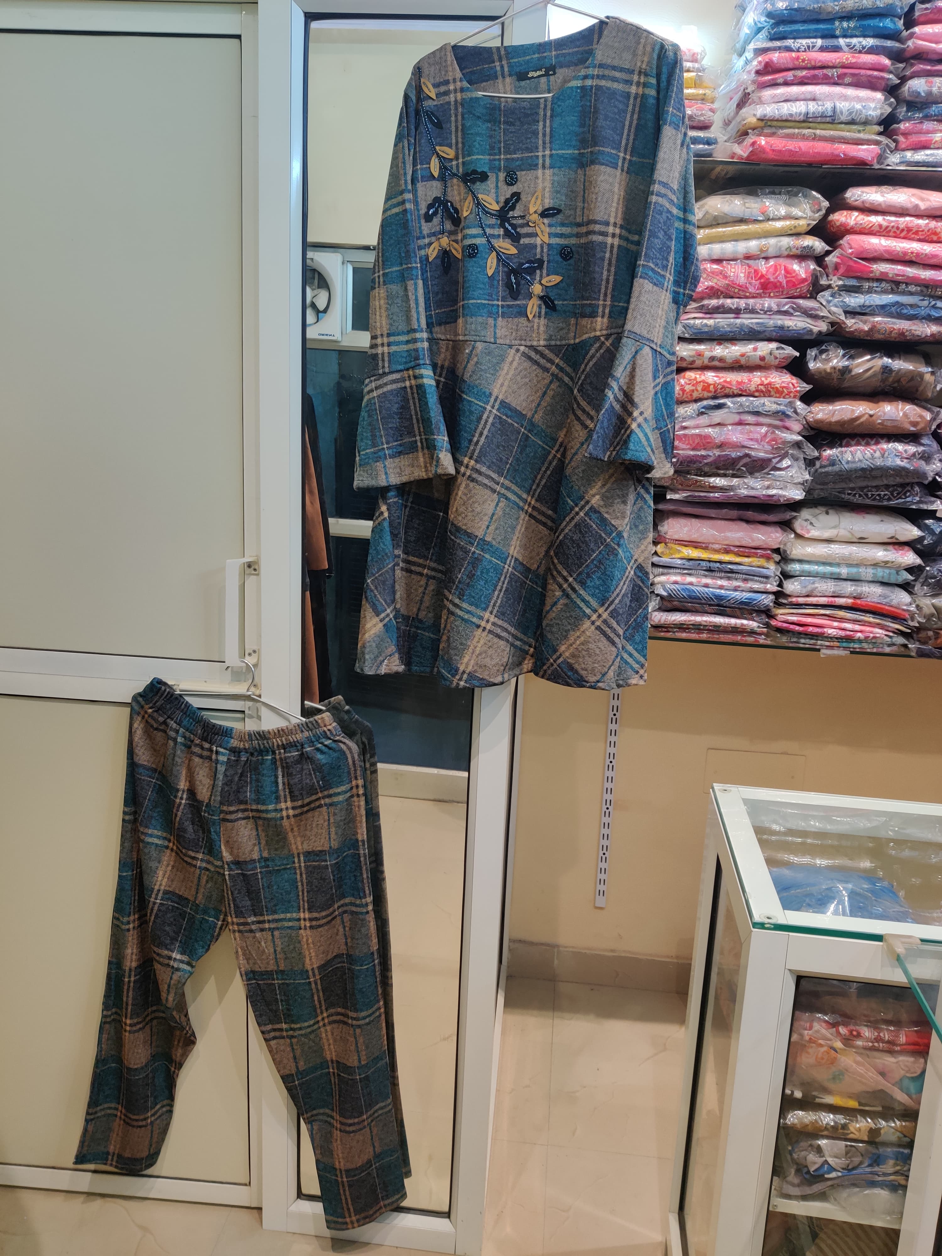 Warm Co-ord set-https://i-media.vyaparify.com/vcards/products/19450/WhatsApp-Image-2023-12-26-at-12.35.58.jpeg Image