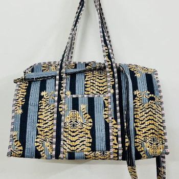 Jungle print tote bag-https://i-media.vyaparify.com/vcards/products/201462/product_1745656804_680c9be4db855.png Image