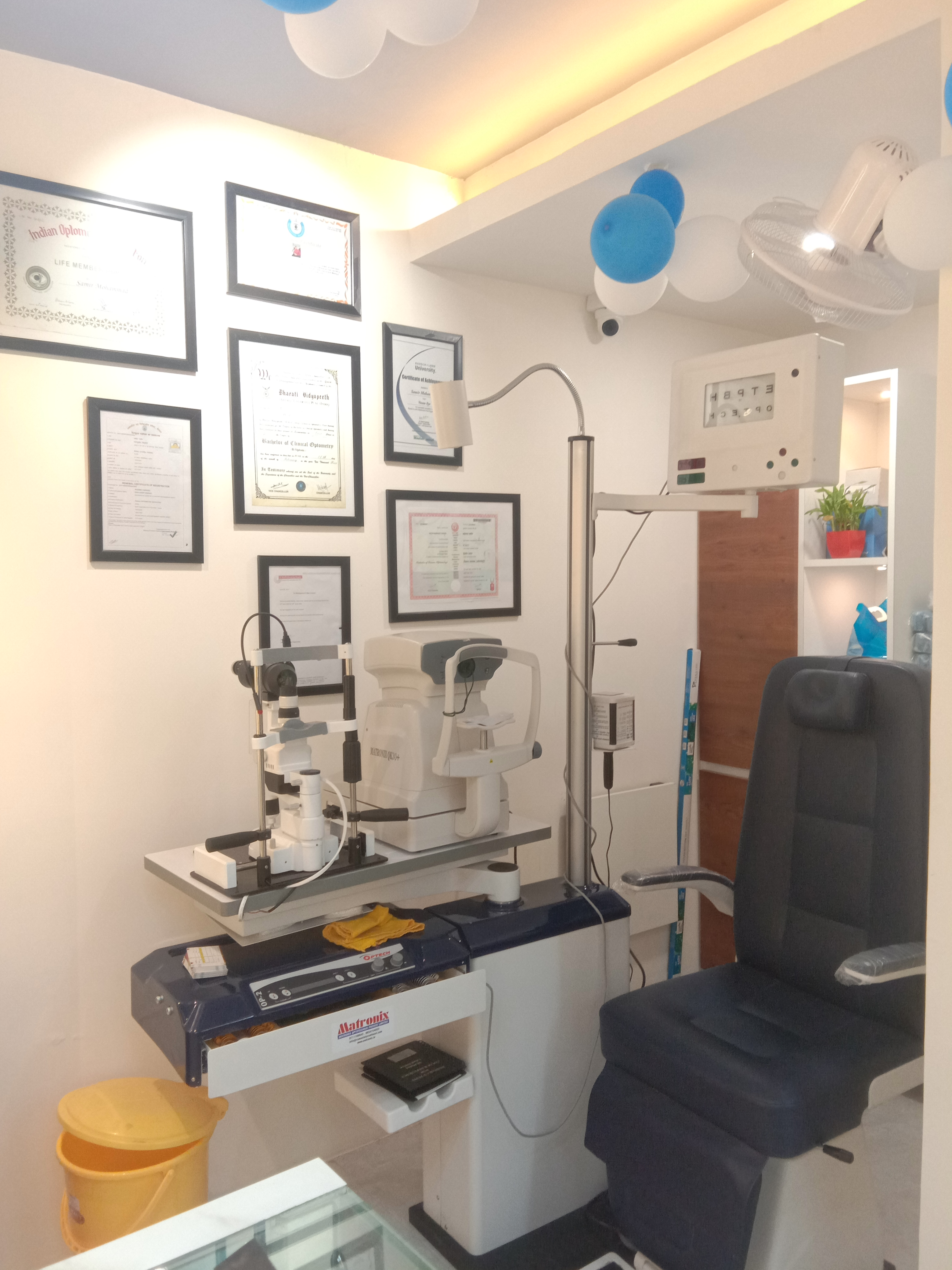 Eye testing-https://i-media.vyaparify.com/vcards/products/20393/17042937273177193546147721542632.jpg Image