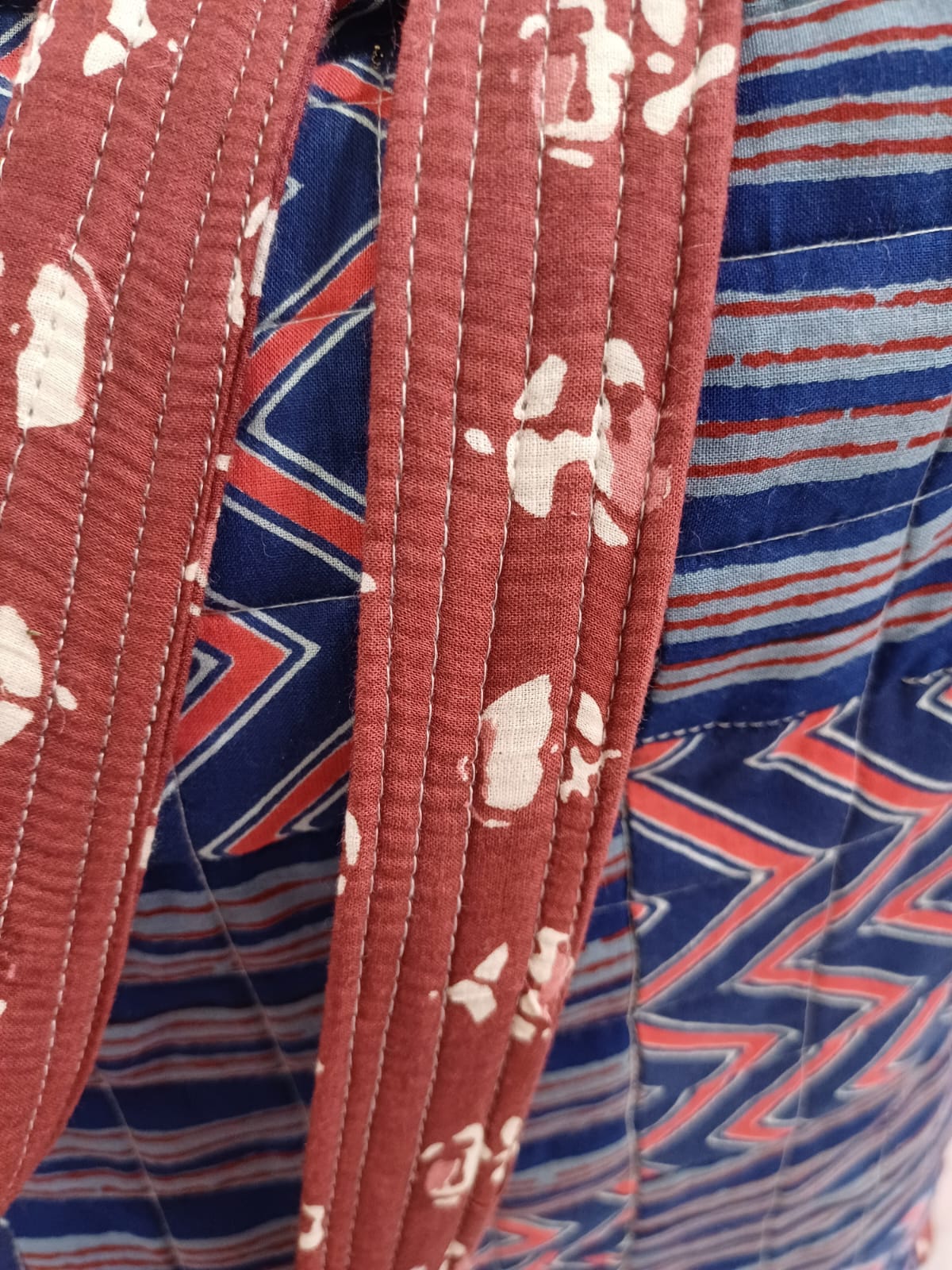 Quilted handles-https://i-media.vyaparify.com/vcards/products/21500/WhatsApp-Image-2024-01-10-at-17.22.29.jpeg Image