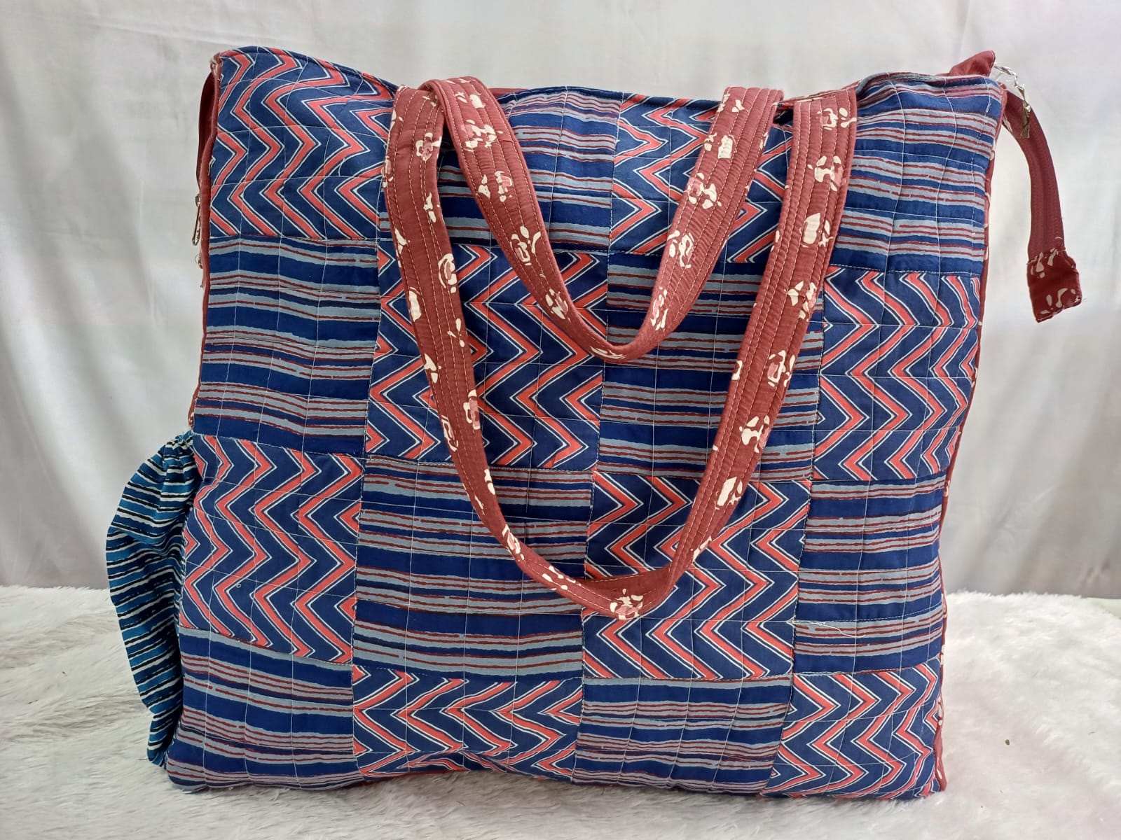 Quilted Beach bag-https://i-media.vyaparify.com/vcards/products/21501/WhatsApp-Image-2024-01-10-at-17.22.29-(1).jpeg Image