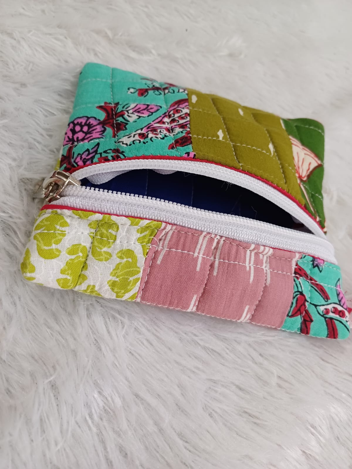 Quilted Mini pouch-https://i-media.vyaparify.com/vcards/products/21502/WhatsApp-Image-2024-01-10-at-17.22.30.jpeg Image
