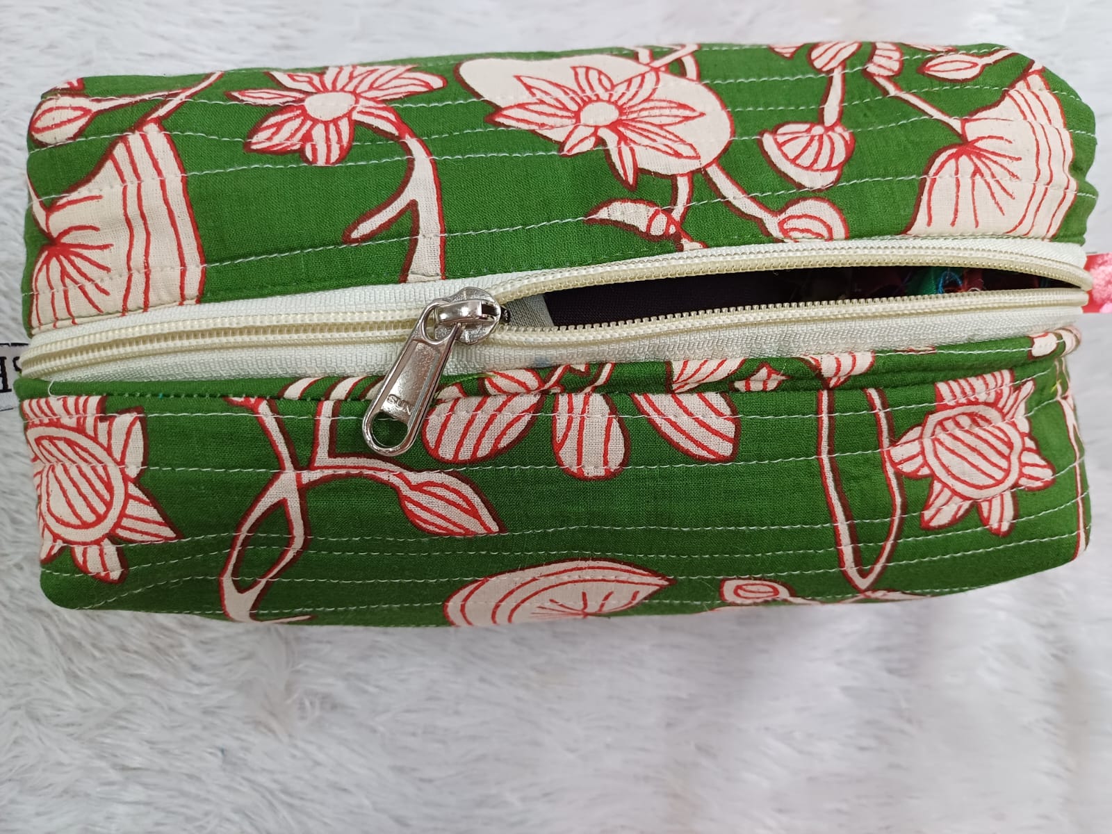 Toiletry/vanity bag-https://i-media.vyaparify.com/vcards/products/21505/WhatsApp-Image-2024-01-10-at-17.22.30-(2).jpeg Image