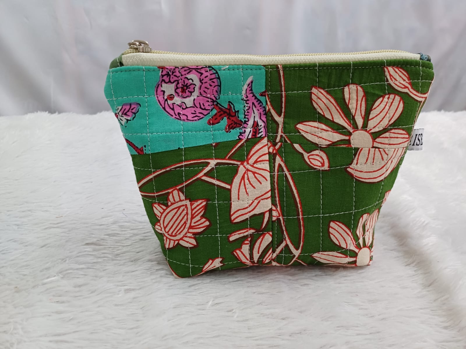 Quilted pouch-https://i-media.vyaparify.com/vcards/products/21507/WhatsApp-Image-2024-01-10-at-17.22.32.jpeg Image