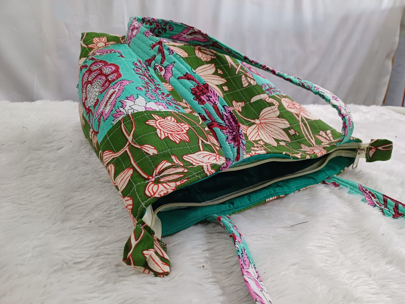 Quilted hand bag-https://i-media.vyaparify.com/vcards/products/21508/WhatsApp-Image-2024-01-10-at-17.22.33.jpeg Image