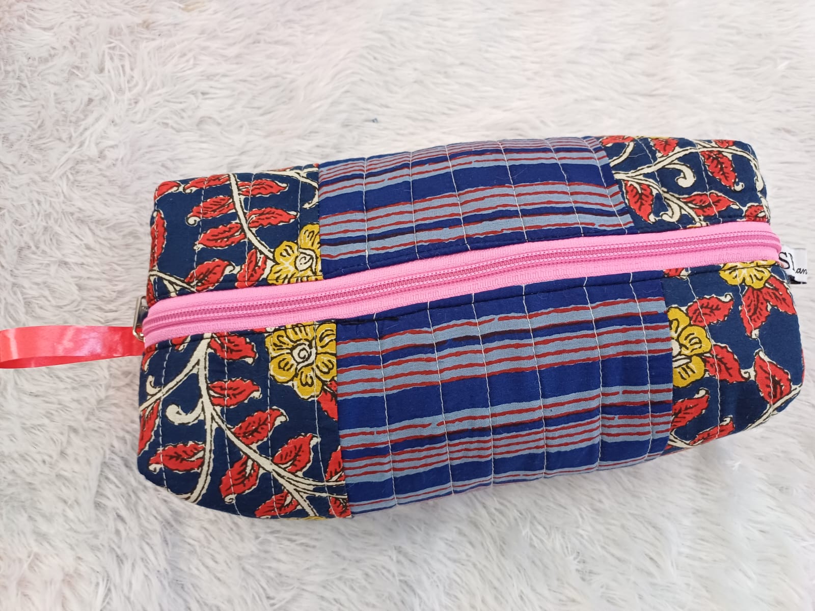 Quilted  patchwork Toiletry bag-https://i-media.vyaparify.com/vcards/products/21527/WhatsApp-Image-2024-01-10-at-17.23.21.jpeg Image