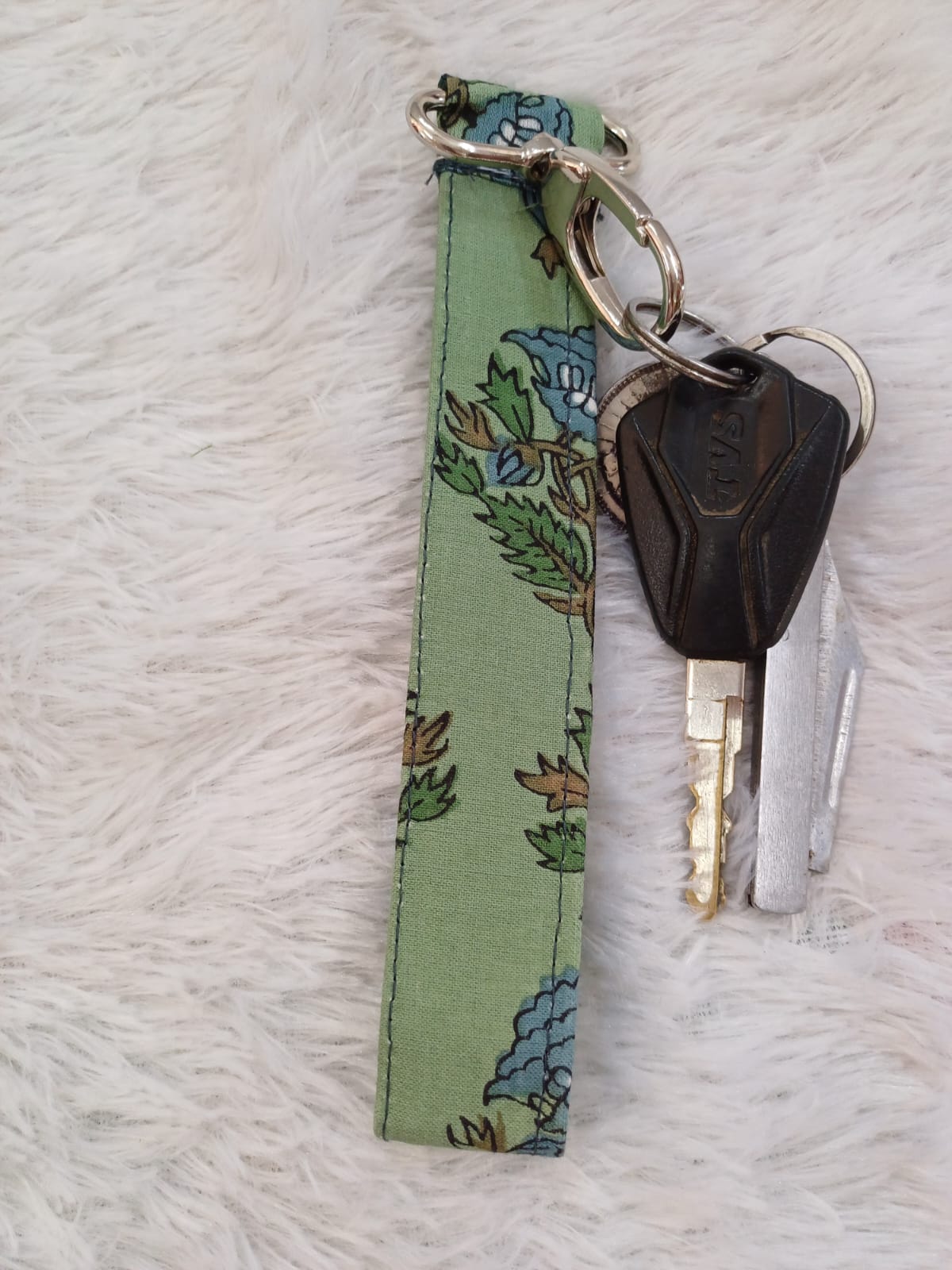 Key holder-https://i-media.vyaparify.com/vcards/products/21530/WhatsApp-Image-2024-01-10-at-17.24.01.jpeg Image