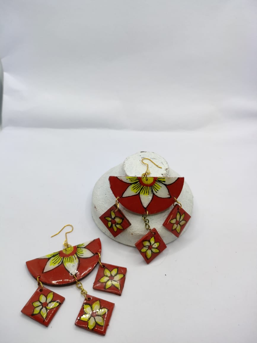 Pulmeria Earrings-https://i-media.vyaparify.com/vcards/products/21557/Pulmeria-earrings.jpg Image