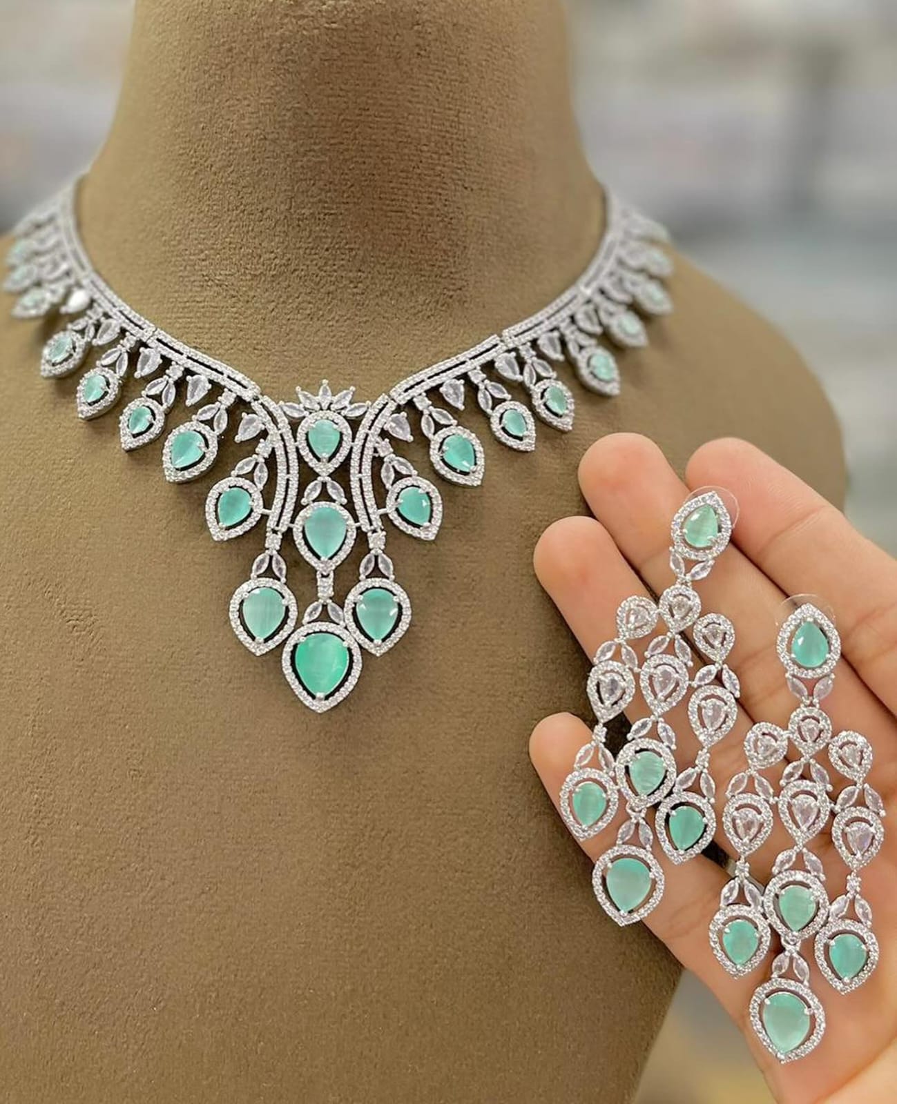 Elegant Necklace Set-https://i-media.vyaparify.com/vcards/products/21785/Elegant-Necklace-Set.jpg Image